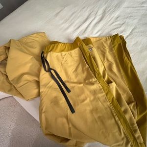 FIGS Scrub Set in Gold